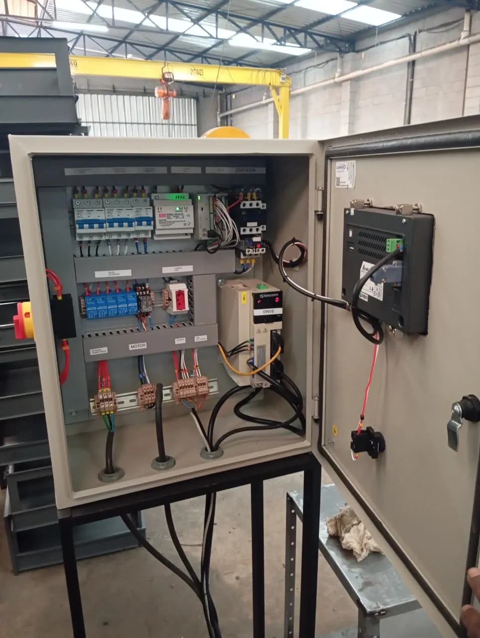 Painel elétrico industrial com contatores, relés e disjuntores