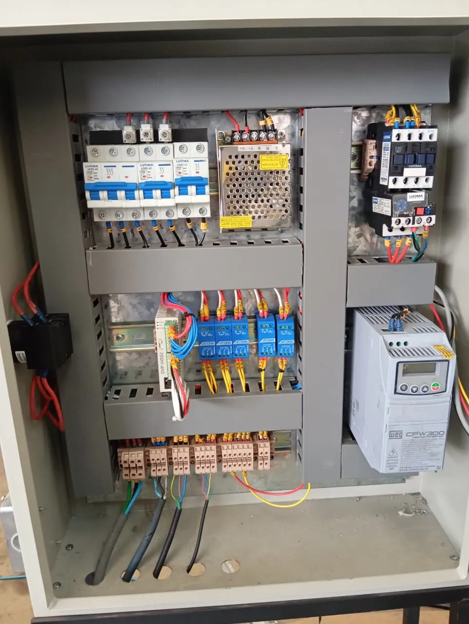 Painel de comando com inversor, contatores e dispositivos de controle
