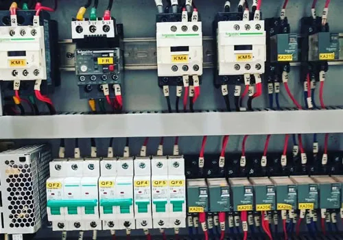 Painel elétrico industrial com contatores, relés e disjuntores