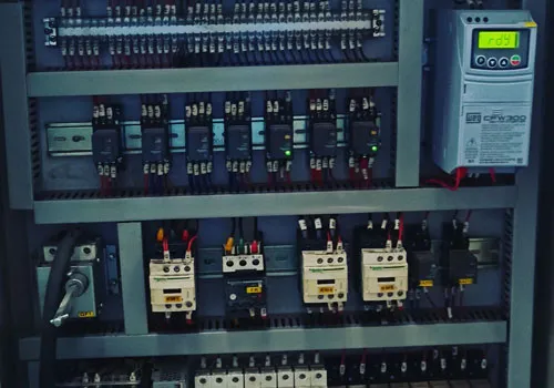 Painel de comando com inversor, contatores e dispositivos de controle
