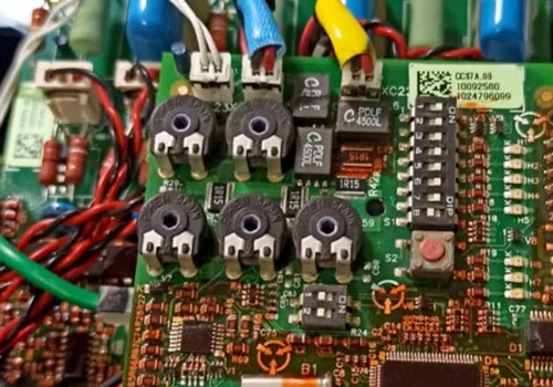 Detalhe de placa eletrônica industrial com componentes e cabeamento
